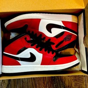 Air Jordan 1 Chicago mid. Amazing condition